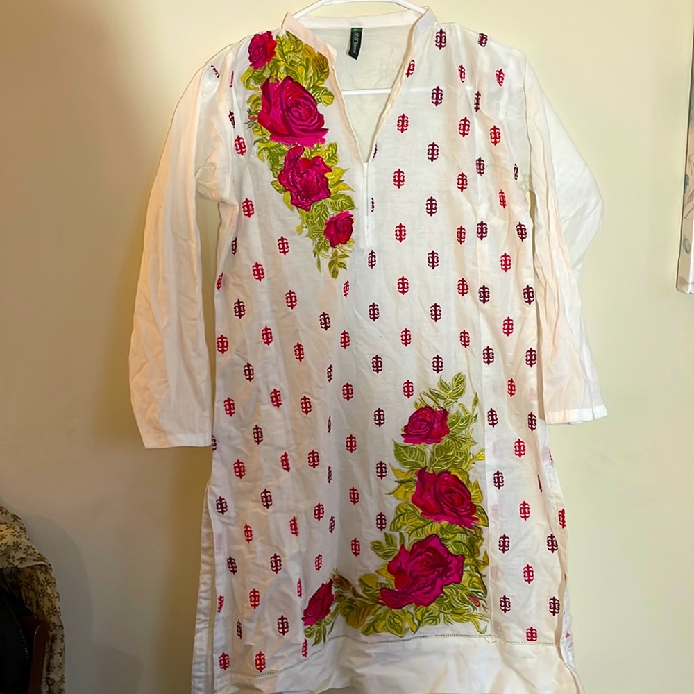 Indian White Women Kurta/Kurti with Embroidery